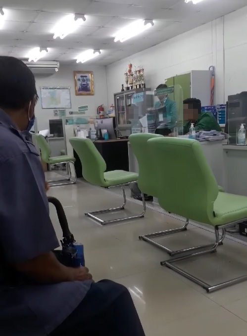 พนักงานธนาคารตะคอกลูกค้า