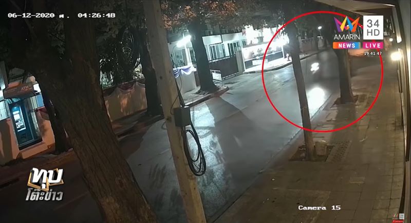 เด็ก 14 ขี่มอเตอร์ไซค์ซ้อนสามชนฟุตปาธ