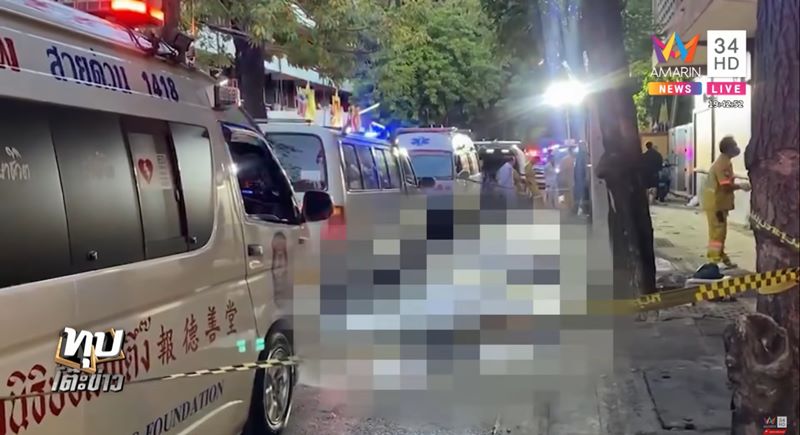 เด็ก 14 ขี่มอเตอร์ไซค์ซ้อนสามชนฟุตปาธ