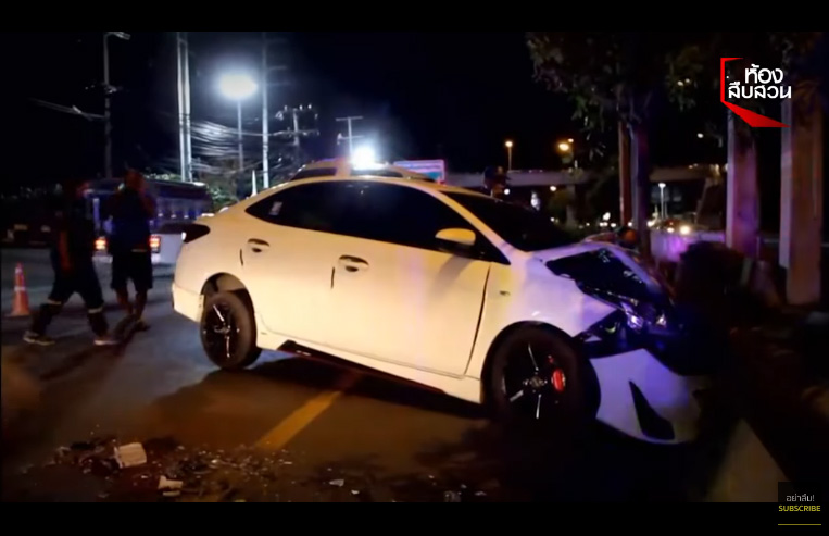 เก๋งเสยท้ายรถพ่วง 22 ล้อ