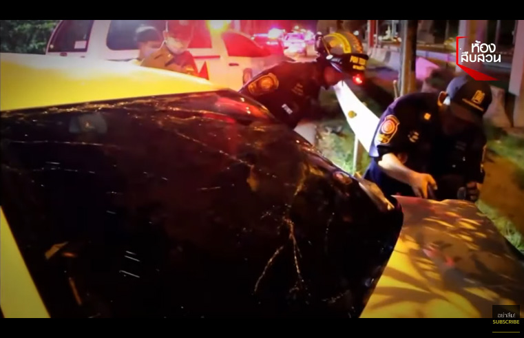 เก๋งเสยท้ายรถพ่วง 22 ล้อ