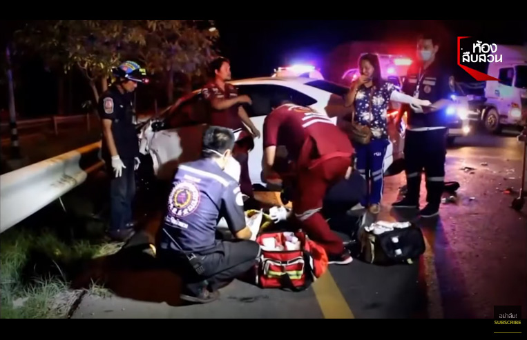 เก๋งเสยท้ายรถพ่วง 22 ล้อ