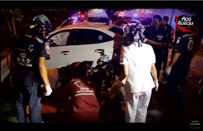 เก๋งเสยท้ายรถพ่วง 22 ล้อ