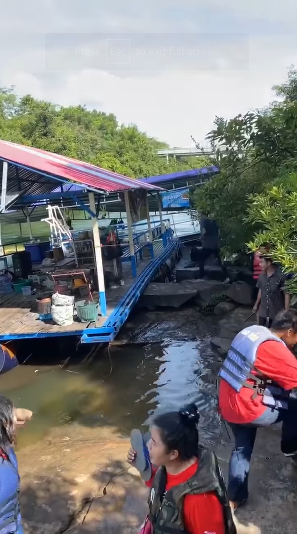 ข่าวนักท่องเที่ยวสละแพขึ้นบกหนีตาย