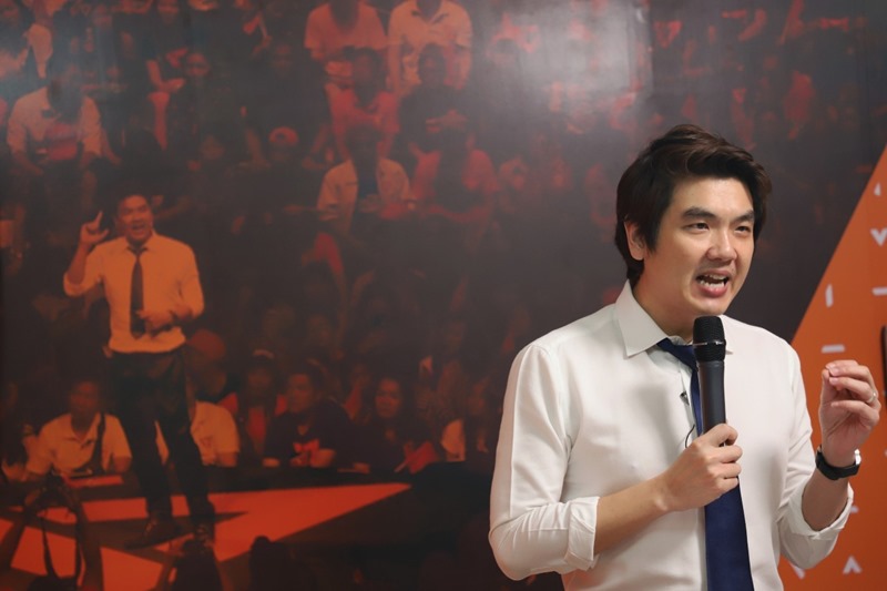 ปิยบุตร จับโป๊ะ  รองประธานสภา