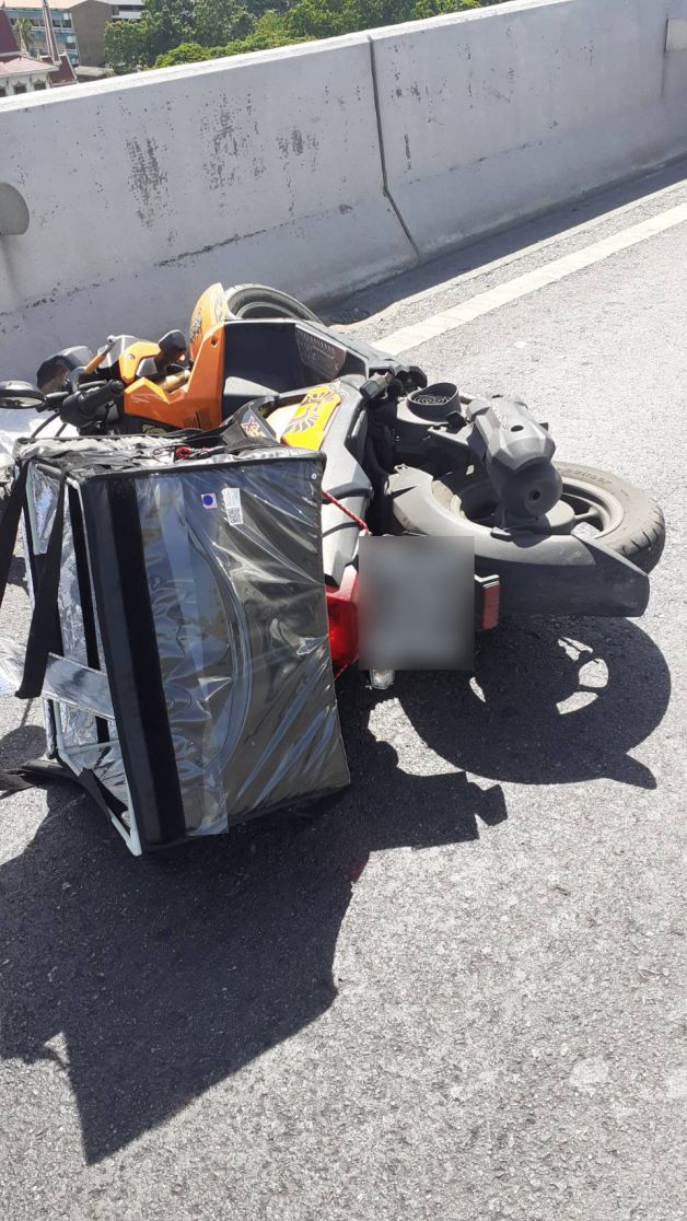 หนุ่มส่งอาหารขี่รถตกสะพาน