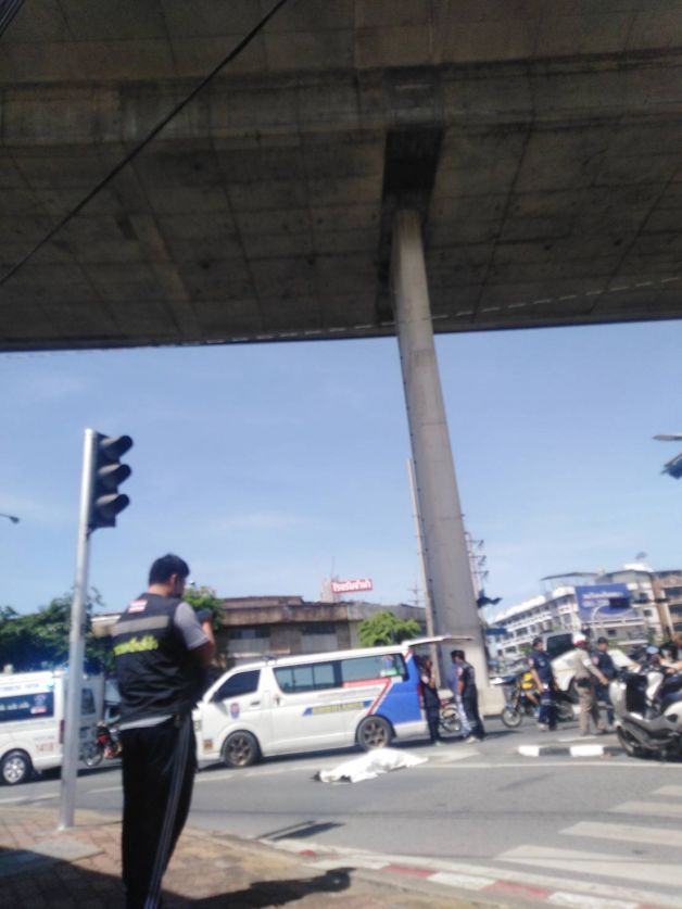 หนุ่มส่งอาหารขี่รถตกสะพาน
