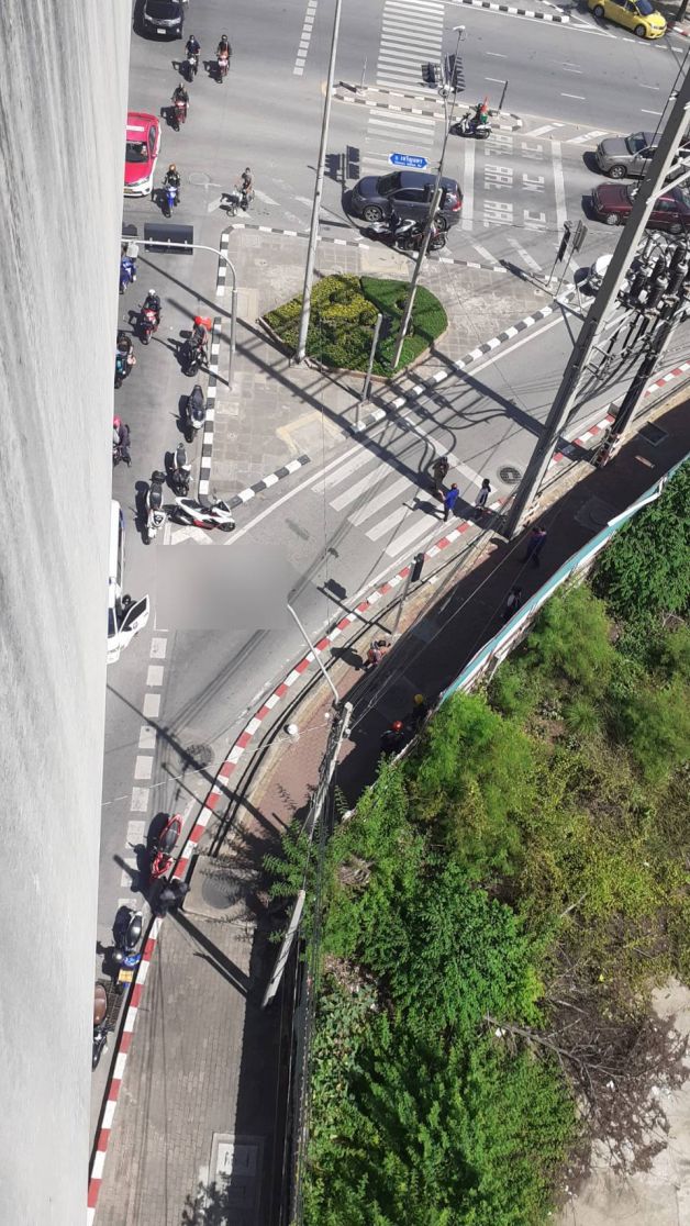 หนุ่มส่งอาหารขี่รถตกสะพาน