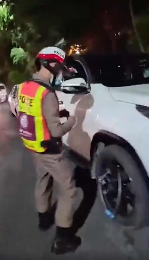 ลีน่า จัง ไลฟ์ด่าตำรวจ