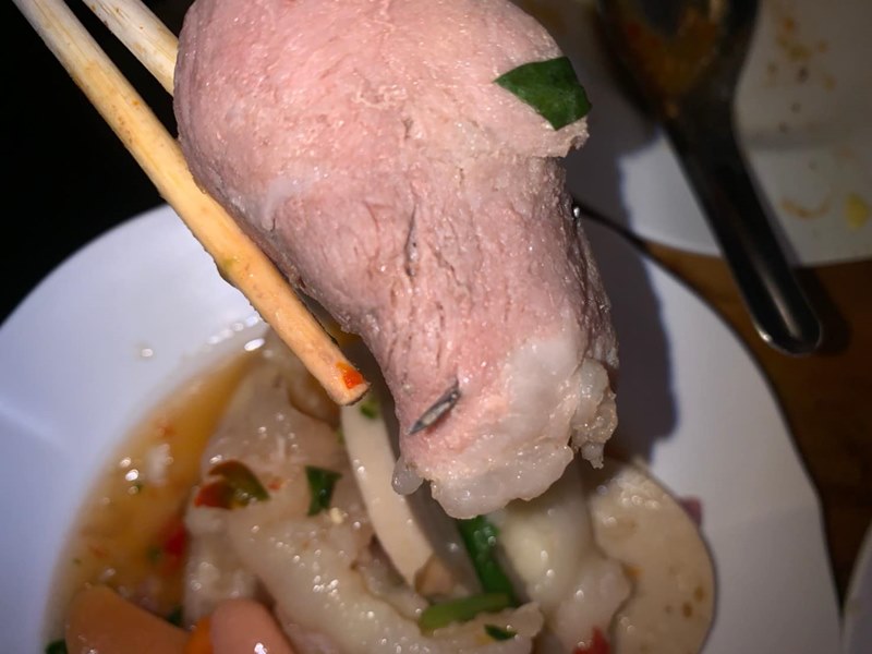 เจอเข็มฉีดยาในหมูกระทะ