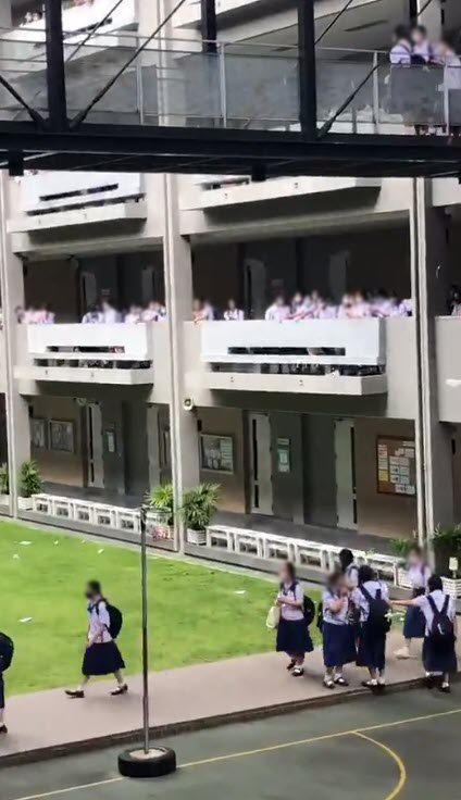  นร. โรงเรียนราชินี ฉีกประกาศโรงเรียน