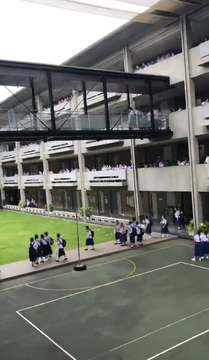  นร. โรงเรียนราชินี ฉีกประกาศโรงเรียน