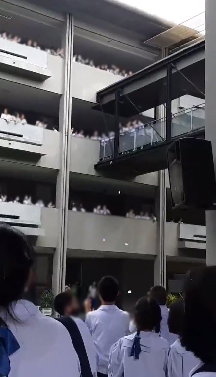  นร. โรงเรียนราชินี ฉีกประกาศโรงเรียน