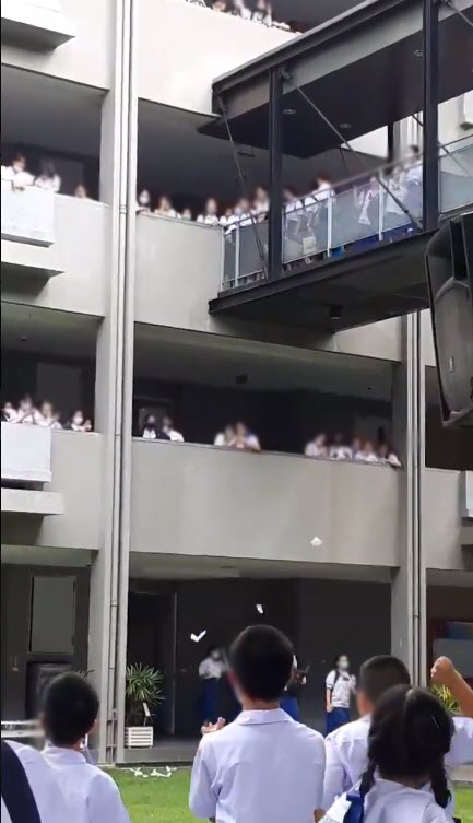  นร. โรงเรียนราชินี ฉีกประกาศโรงเรียน