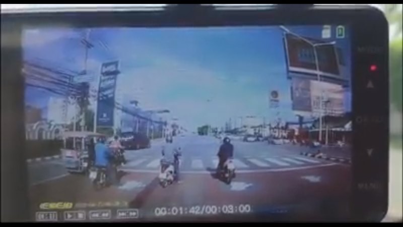 รถตู้ฝ่าไฟแดง ชน จยย.