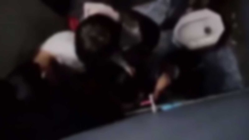 วัยรุ่นนัดมีเซ็กส์ในห้องน้ำสาธารณะ