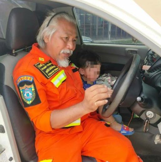 เด็กติดในรถ