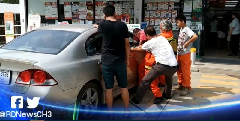 เด็กติดในรถ