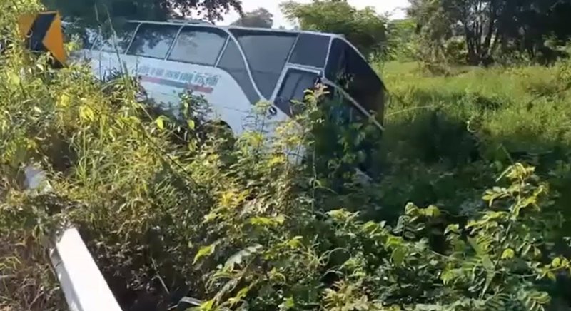 รถบัสทัศนศึกษาหลุดโค้ง