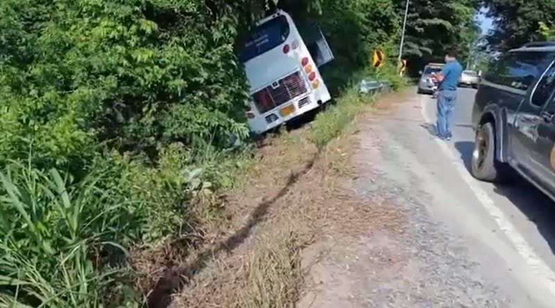 รถบัสทัศนศึกษาหลุดโค้ง