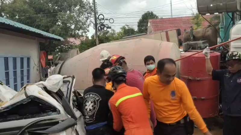 รถโม่ปูนพลิกทับกระบะ