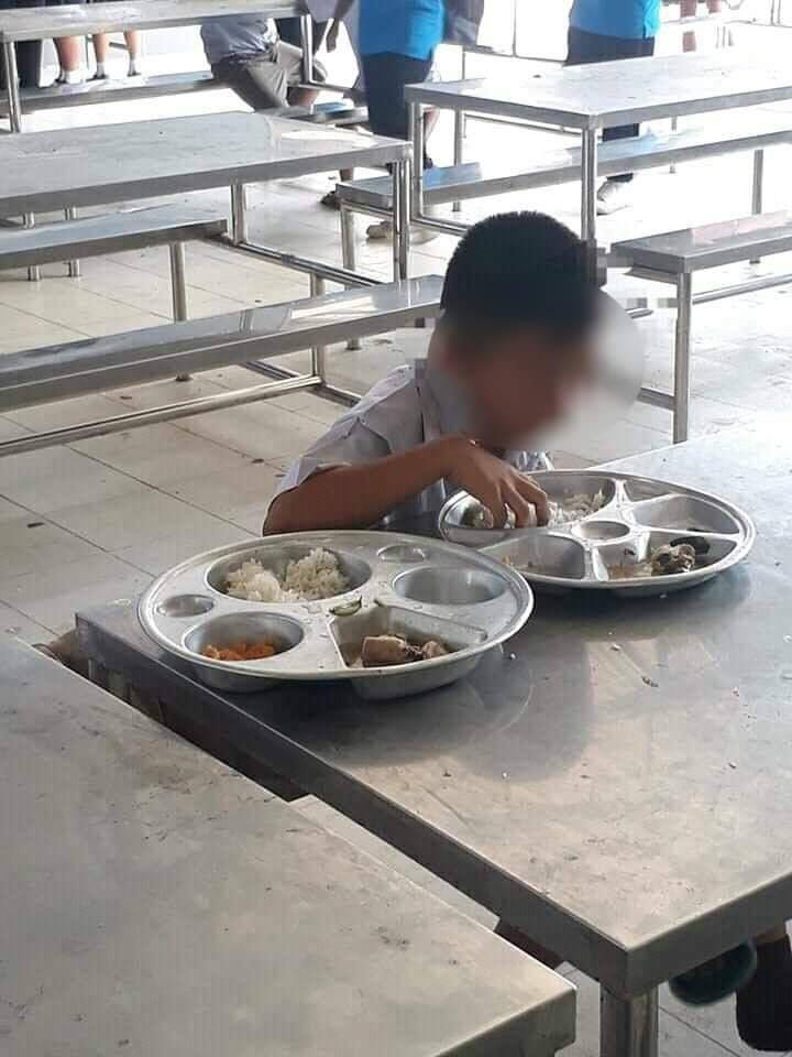 เด็กใช้มือกินข้าว