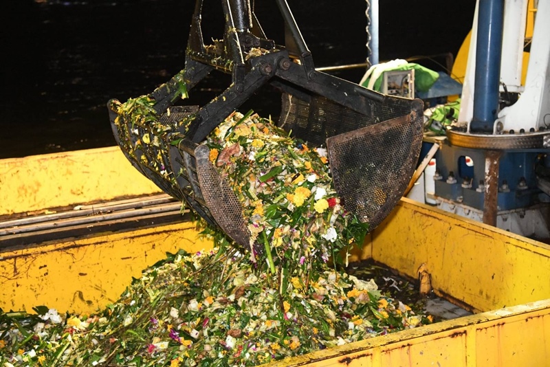 เก็บซากกระทง