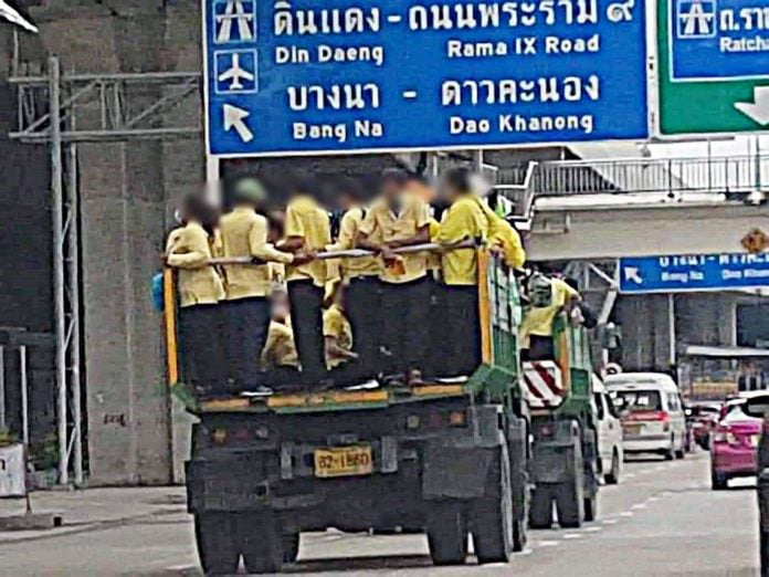 รถขยะขนคนเสื้อเหลือง