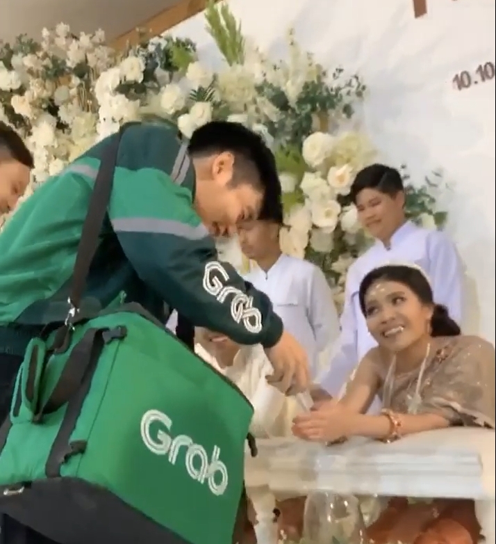ชุดร่วมงานแต่งธีมขาว-เขียว