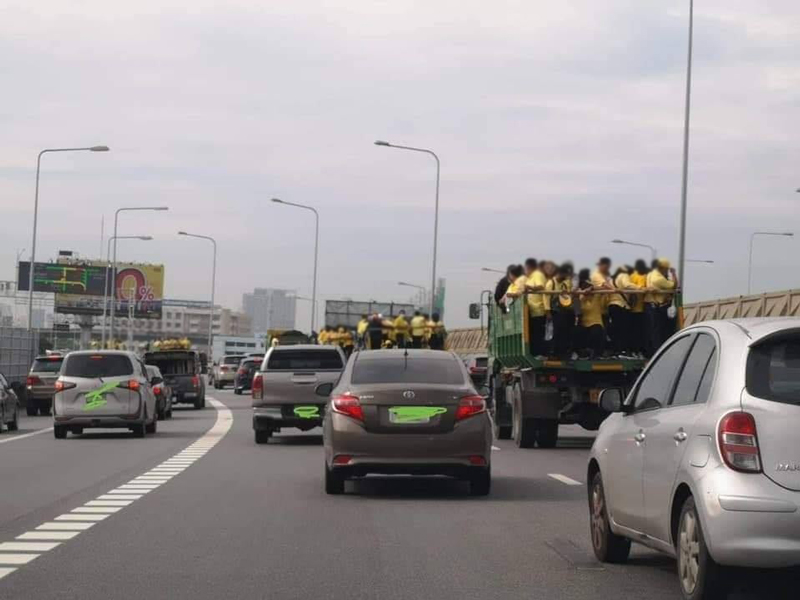 รถขยะขนคนเสื้อเหลือง