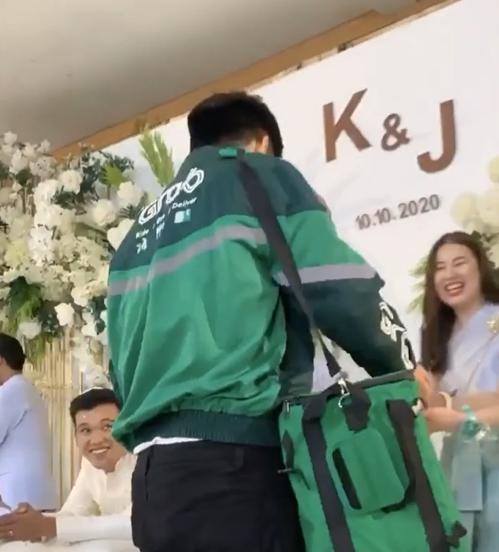 ชุดร่วมงานแต่งธีมขาว-เขียว