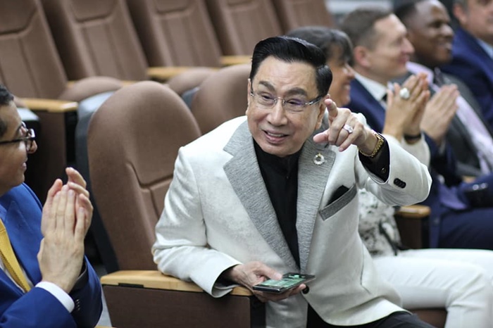 อาทิตย์ อุไรรัตน์