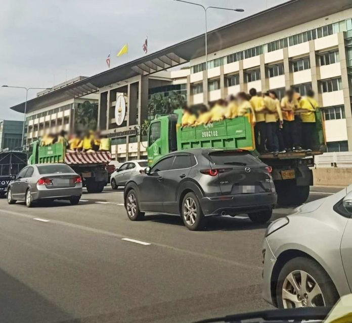 รถขยะขนคนเสื้อเหลือง