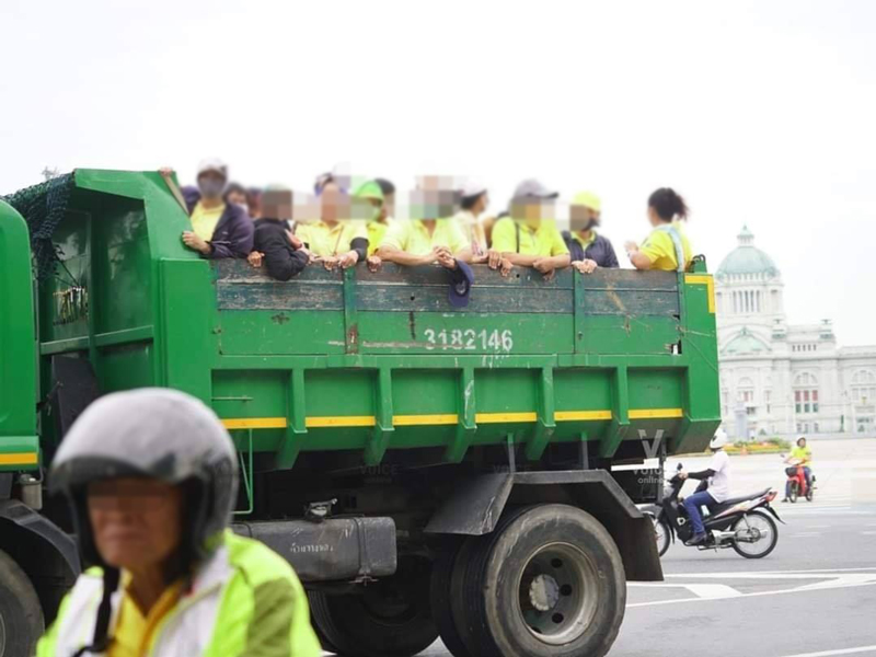 รถขยะขนคนเสื้อเหลือง