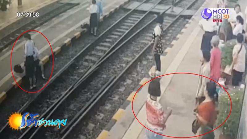 ป้าตบเด็กไม่ยืนเคารพธงชาติ