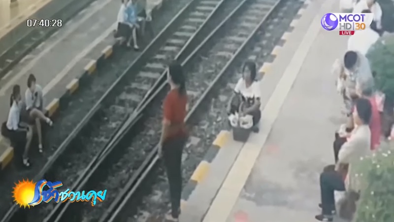 ป้าตบเด็กไม่ยืนเคารพธงชาติ