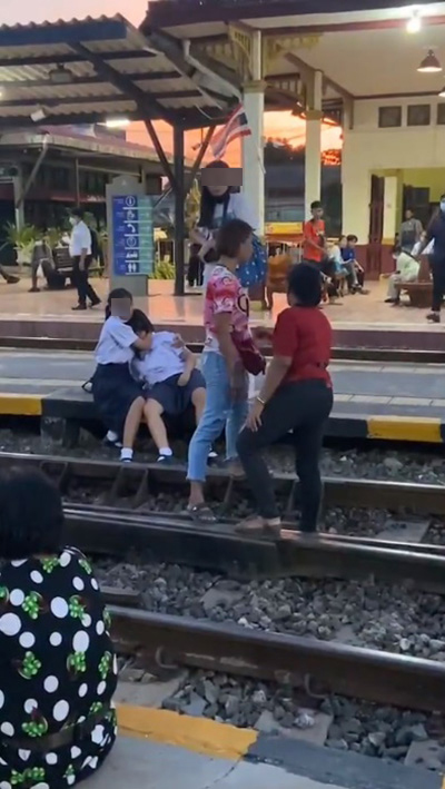 ป้าตบเด็กไม่ยืนเคารพธงชาติ