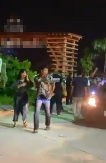 การ์ดร้านอาหารกระทืบลูกค้า