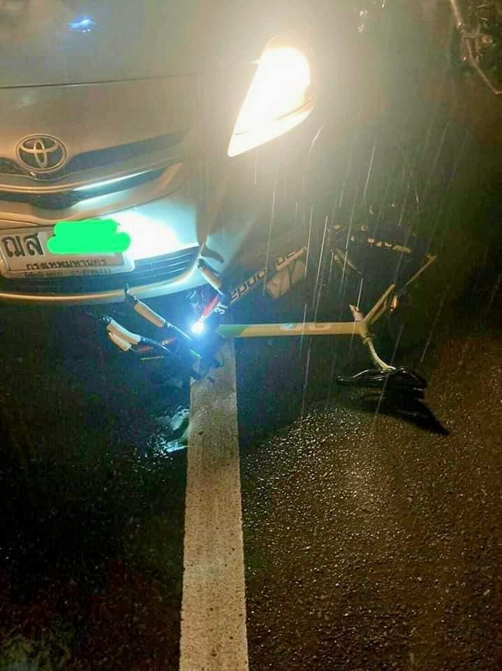 รถเก๋งชนจักรยาน