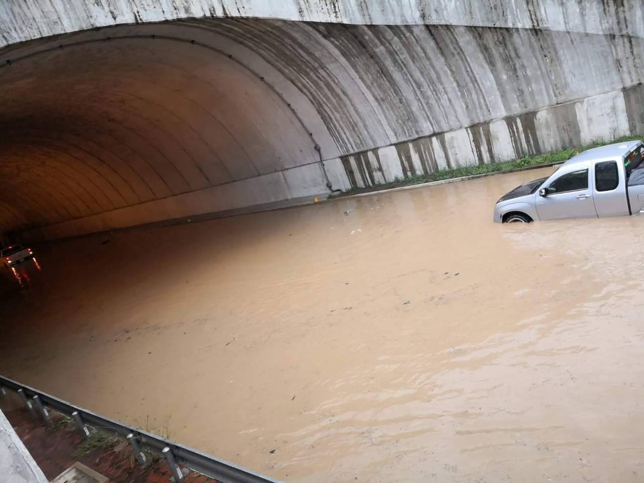 น้ำท่วมอุโมงค์ทับลาน