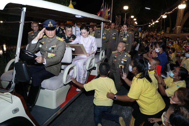 ในหลวง พระราชินี เสด็จฯ ถวายผ้าป่าวัดช่องแค