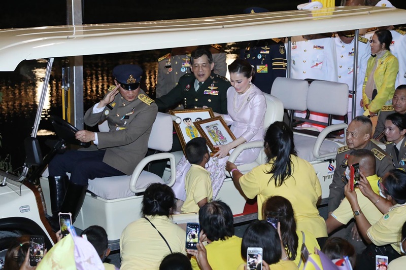 ในหลวง พระราชินี เสด็จฯ ถวายผ้าป่าวัดช่องแค