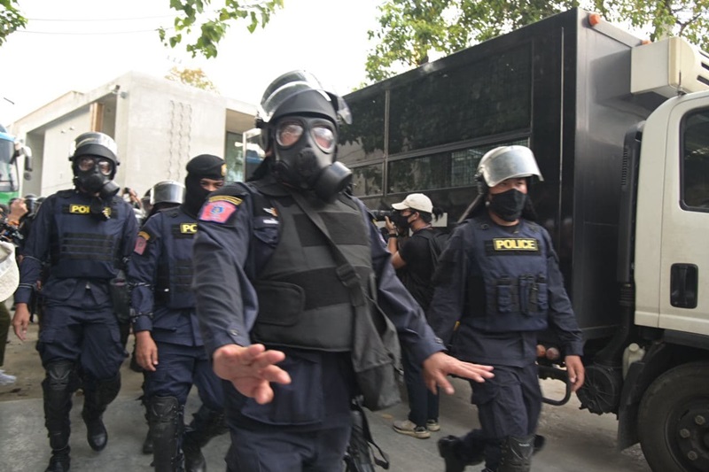 ตำรวจบรรจุกระสุนยาง