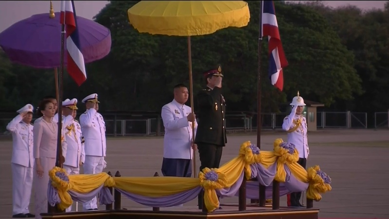 ในหลวง พระราชินี เสด็จฯ ถวายผ้าป่าวัดช่องแค