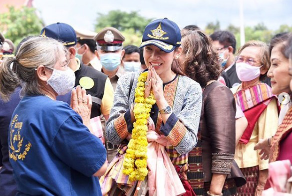 จุ๊บจิ๊บ ธนพร