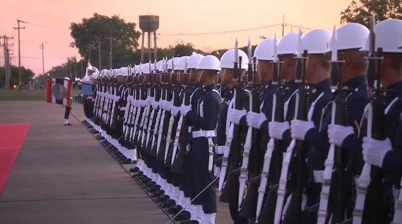 ในหลวง พระราชินี เสด็จฯ ถวายผ้าป่าวัดช่องแค