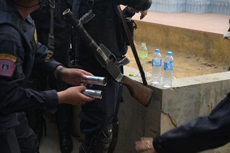 ตำรวจบรรจุกระสุนยาง