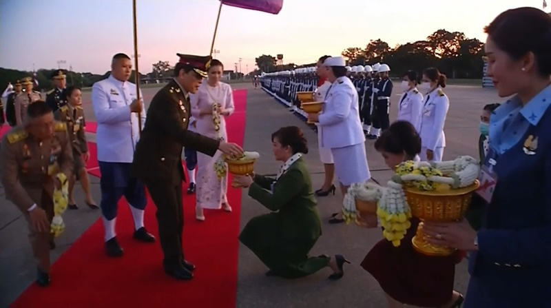 ในหลวง พระราชินี เสด็จฯ ถวายผ้าป่าวัดช่องแค