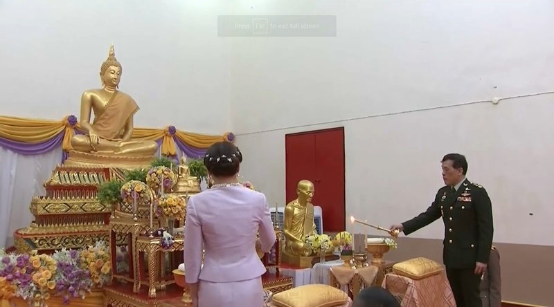 ในหลวง พระราชินี เสด็จฯ ถวายผ้าป่าวัดช่องแค