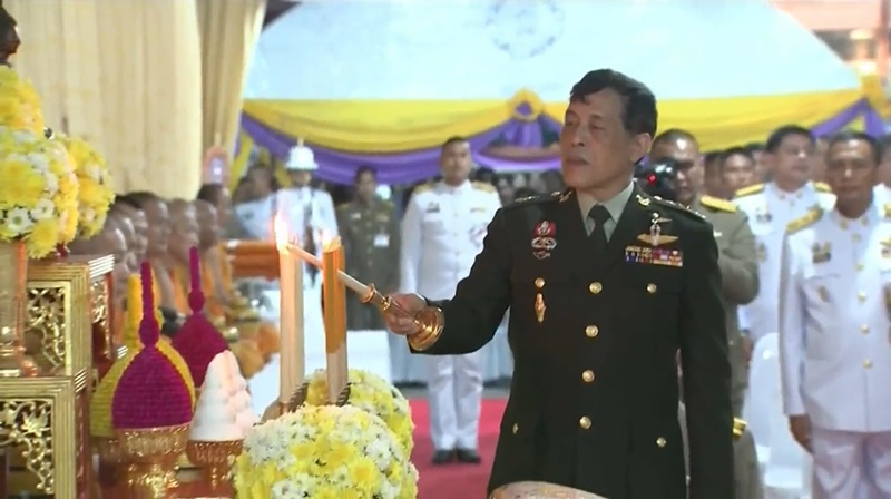 ในหลวง พระราชินี เสด็จฯ ถวายผ้าป่าวัดช่องแค